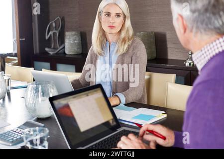 Incontro professionale tra due persone con un computer portatile Foto Stock