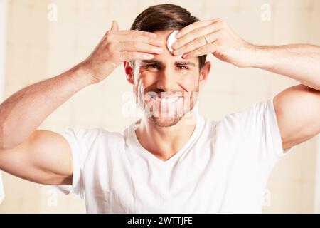 Uomo sorridente e toccato la fronte Foto Stock