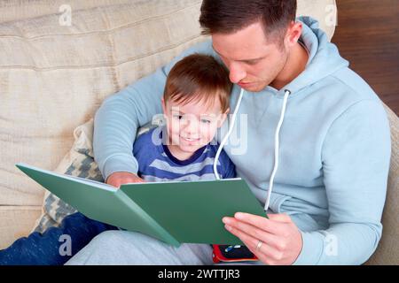 Father and son reading a book together Foto Stock