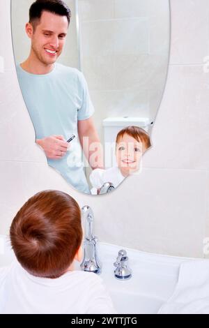 Uomo e bambino riflessi nello specchio del bagno Foto Stock
