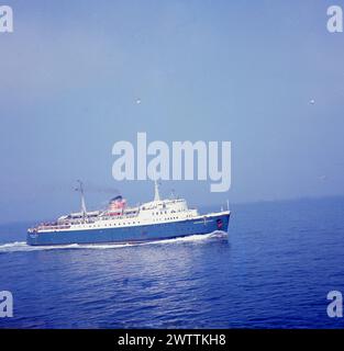 1969, storico, il traghetto Fishguard-Rosslare, la principessa Caledoniana in mare. Posseduta e gestita da British Rail, con il suo caratteristico imbuto rosso, la rotta principale del servizio di traghetto era da Fishguard nel Galles a Rosslare nell'Irlanda del Sud, la sua rotta principale era Fishguard nel Pembrokeshire, Galles, a Rosslare nell'Irlanda del Sud, ma operava su altre rotte in Scozia, l'Inghilterra e le Isole del Canale. Costruita nel 1961 da William Denny and Brothers, la British Railways acquistò il traghetto dalla Caledonian Steam Packet Company nel 1963. Terminò il servizio nel 1981. Foto Stock