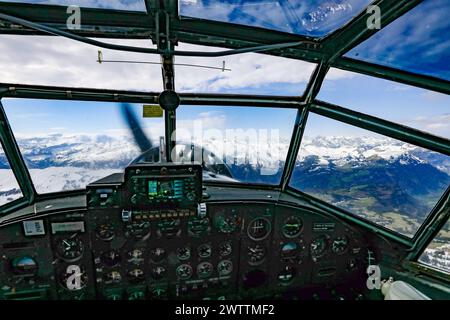 Flugplatz Duebendorf mit Rundflug , Schweiz, Ju52/3m g4e Junkers, tante Ju-Air, Achiv - DATA DI REGISTRAZIONE NON INDICATA, Symbolbild für Luftfahrt, Cockpit, Blick auf die Alpen, Kennzeichen HB-HOP, Ehemalige A-703 der Schweizer Luftwaffe, fliegen, Passagiere, Reisen, Flugzeug, Luftfahrt, compagnia aerea, Urlaub, Flugverkehr, Verbindung, Oldtimer, Rundflug, originale BMW Motoren, bei Aufnahme noch Flugfaehig, momentan stillgelegt Duebendorf Flugplatz Duebendorf Kanton Zuerich Schweiz *** campo d'aviazione di Duebendorf con volo turistico, Svizzera, Ju52 3m g4e Junkers, tante Ju, Ju Air, Achiv DATA RECORD NON STAT Foto Stock