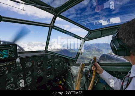 Flugplatz Duebendorf mit Rundflug , Schweiz, Ju52/3m g4e Junkers, tante Ju-Air, Achiv - DATA DI REGISTRAZIONE NON INDICATA, Symbolbild für Luftfahrt, Cockpit, Blick auf die Alpen, Kennzeichen HB-HOP, Ehemalige A-703 der Schweizer Luftwaffe, fliegen, Passagiere, Reisen, Flugzeug, Luftfahrt, compagnia aerea, Urlaub, Flugverkehr, Verbindung, Oldtimer, Rundflug, originale BMW Motoren, bei Aufnahme noch Flugfaehig, momentan stillgelegt Duebendorf Flugplatz Duebendorf Kanton Zuerich Schweiz *** campo d'aviazione di Duebendorf con volo turistico, Svizzera, Ju52 3m g4e Junkers, tante Ju, Ju Air, Achiv DATA RECORD NON STAT Foto Stock