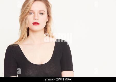 Donna con rossetto rosso nella parte superiore nera Foto Stock