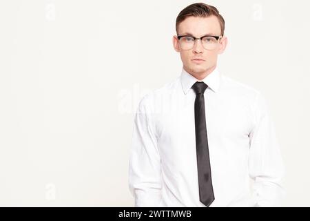 Uomo professionista in camicia bianca e cravatta Foto Stock