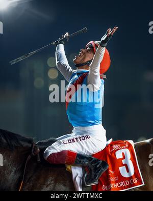 Frankie Dettori festeggia dopo aver guidato Country Grammer alla vittoria nella Coppa del mondo di Dubai all'ippodromo di Meydan sabato 26,2022 marzo Foto Stock