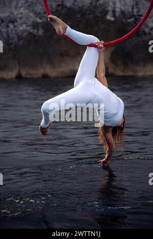 acrobata aerea femminile che si esibisce con la corda Foto Stock