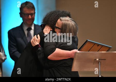 Praga, Repubblica Ceca. 19 marzo 2024. L'Homo Homini Award al team editoriale di Abzas Media, un media online azero noto per la sua copertura indipendente di affari politici, problemi dei diritti umani e corruzione del governo. Leyla Mustafayeva, a sinistra, caporedattore, che vive in esilio riceve un premio dal regista e sceneggiatore polacco Agnieszka Holland, a destra, durante il festival One World Human Rights film a Praga, Repubblica Ceca, 19 marzo 2024. Crediti: Michaela Rihova/CTK Photo/Alamy Live News Foto Stock