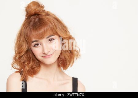 Donna sorridente con capelli rossi Foto Stock