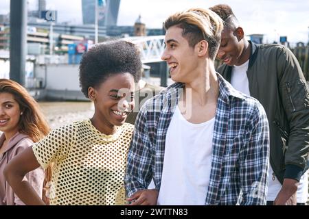 Gruppo di amici che trascorre una giornata all'aperto. Foto Stock