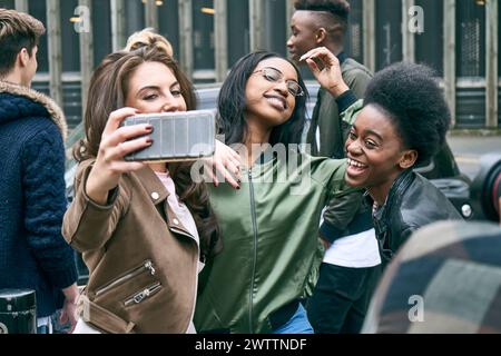 Gruppo di amici che si fanno un selfie all'aperto Foto Stock