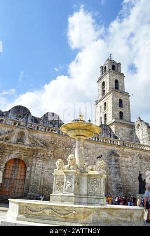 Fontana nella piazza dell'Avana, nella città vecchia di Cuba Foto Stock