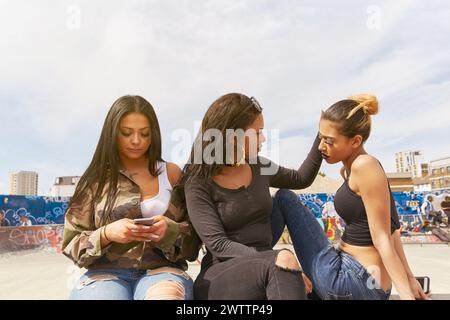 Tre donne che interagiscono in un ambiente urbano Foto Stock