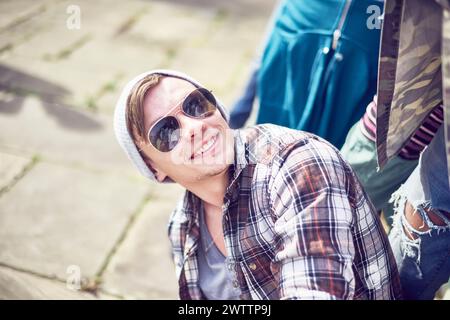 Uomo sorridente con occhiali da sole all'aperto Foto Stock