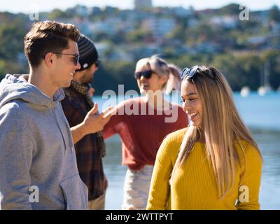 Gruppo di amici che si godono una giornata di sole all'aperto Foto Stock