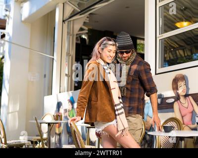 Coppia che si diverte insieme in un bar Foto Stock