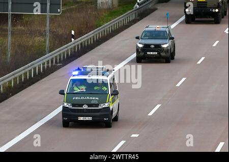 A14/Lipsia - Militär-Konvoi auf der A14 in Richtung Sachsen-Anhalt unterwegs 18.03.2024 gegen 17 Uhr A14 Richtung Magdeburg, in Höhe Leipzig-Nord Mehrere Militärfahrzeuge sind am Montagnachmittag, begleitet von zwei Feldjägern der Bundeswehr, auf der A14 in Richtung Magdeburg unterwegs gewesen. Die Fahrzeuge trugen tschechische Kennzeichen und kamen vermutlich aus dem sächsischen Nachbarland über die Autobahn. Nach bislang unbestätigten Informationen waren sie auf dem Weg zur militärischen Übung Wettiner Schwert , Die - geleitet von der Panzergrenadierbrigade 37 Freistaat Sachsen - auf dem TR Foto Stock