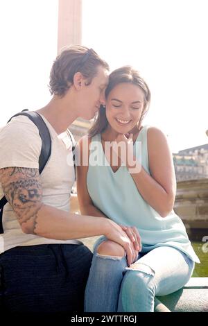 Coppia sorridente e avvolgente all'aperto Foto Stock