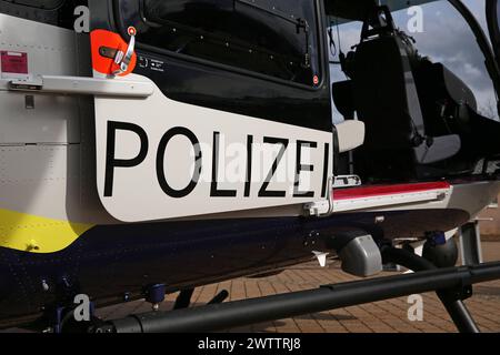 Ein Helikopter der Bayerischen Polizei vom Typ Airbus H145 D3 mit der Kennung D-HADL. Die neuen Helikopter sind mit zahlreicher Zusatzausrüstung ausgestattet. Länderübergreifende Großübung der Spezialeinheiten Counter Terrorism Exercice CTE 2024. Sulzbach-Rosenberg Bayern Deutschland *** un elicottero Airbus H145 D3 della polizia bavarese con registrazione D HADL i nuovi elicotteri sono equipaggiati con un'ampia gamma di attrezzature supplementari grande esercizio internazionale delle unità speciali antiterrorismo Exercice CTE 2024 Sulzbach Rosenberg Baviera Germania Foto Stock