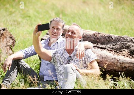 Due uomini che fanno un selfie all'aperto Foto Stock