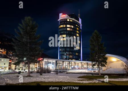 Immagine notturna dell'hotel Scandic nella città di Narvik. L'hotel è uno degli edifici più alti della Norvegia settentrionale. Foto Stock