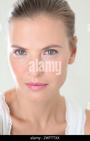 Ritratto ravvicinato di una donna con gli occhi blu Foto Stock