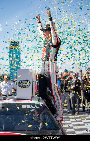 Christopher Bell celebra la sua vittoria per The Shriners Children's 500 a Avondale, Arizona, Stati Uniti.(Credit Image: © Logan T Arce Action Sports Photography, Inc/Cal Sport Media) Foto Stock