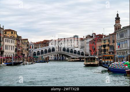 Venezia, Italia - 26 febbraio 2023: Il famoso Ponte di Rialto sul Canal grande a Venezia. Foto Stock
