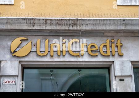 Venezia, Italia - 27 febbraio 2023: Il cartello di UniCredit a Venezia. Foto Stock
