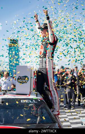 Christopher Bell celebra la sua vittoria per The Shriners Children's 500 ad Avondale, Arizona, USA. Foto Stock