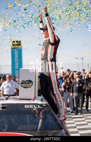 Christopher Bell celebra la sua vittoria per The Shriners Children's 500 ad Avondale, Arizona, USA. Foto Stock