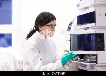 Scienziato che conduce ricerche in laboratorio Foto Stock