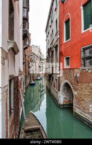 Venezia, Italia - 26 febbraio 2023: Un piccolo canale laterale a Venezia. Foto Stock