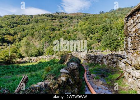 Piccola costruzione in pietra nella valle di Geres vicino a sistema, Viana do Castelo, Portogallo in un giorno d'autunno Foto Stock