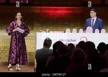 22. HörfilmPreis 2024 EINE MILLION MINUTEN Nadine Heidenreich, Dr. Thomas Krämer, begrüssen die Gäste 22. Deutscher Hörfilmpreis 2024 in der Hauptstadtrepräsentanz der Deutschen Telekom a Berlino, AM 19.03.2024 *** 22 HörfilmPreis 2024 EINE MILLION MINUTEN Nadine Heidenreich, Dr Thomas Krämer, dà il benvenuto agli ospiti 22 German audio Film Award 2024 presso l'ufficio di rappresentanza della Deutsche Telekom di Berlino, il 19 03 2024 Photopress Mueller Foto Stock