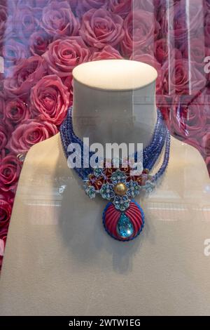 Collana di fascia alta in vendita presso Chopard Boutique sulla Fifth avenue, 2024, NYC, USA Foto Stock