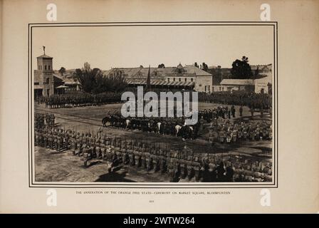 L'annessione dello Stato libero d'Orange - cerimonia sulla Piazza del mercato, Bloemfontein. Vintage Archival Plate from the Second Boer War, 1899-1902, Sudafrica. Da la guerra in Sudafrica di A.T.Mahan; una narrazione della guerra anglo-boera dall'inizio delle ostilità alla caduta di Pretoria Foto Stock