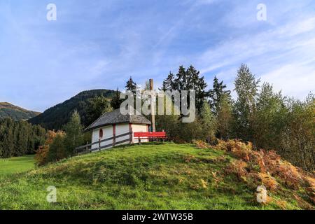 Aurach, Autria - 5 ottobre. 2022: La Cappella di Goetschen, costruita intorno al 1700, sorge sulla collina del villaggio di Hechenmoose vicino a Kitzbuehel, Tirolo, Foto Stock