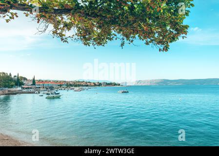 Splendida vista mattutina estiva di Selce, pittoresco villaggio nella baia del Quarnero sulla costa adriatica, attenzione selettiva Foto Stock