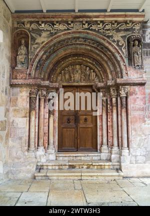 Portale sud della chiesa collegiata romanica Abbazia di Saint-Ursanne della fine del XII secolo, Sant'Ursannen in Svizzera Foto Stock