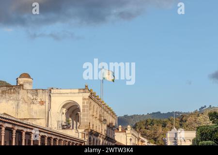 La bandiera di Guatamala è composta da due strisce blu accanto ad un centro bianco sulla casa ad antigua. Foto Stock