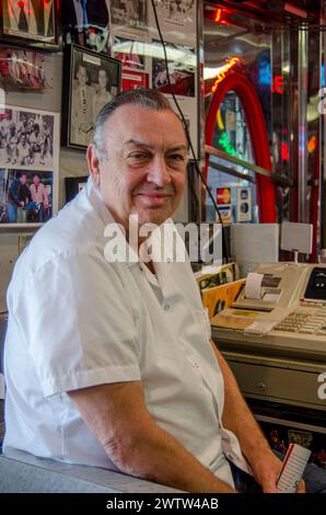 Il cameriere che lavora nel famoso American City Diner a Washington DC Foto Stock