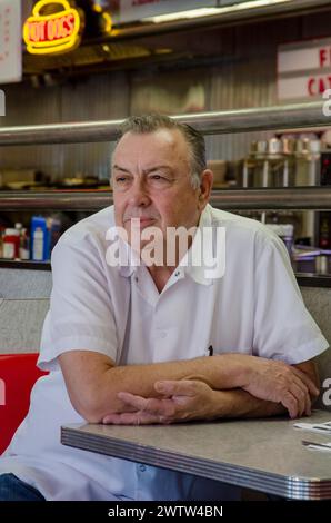 Il cameriere che lavora nel famoso American City Diner a Washington DC Foto Stock