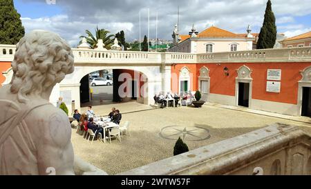 Cortile d'ingresso del Palazzo Marques Pombal, costruito nel XVIII secolo in stile barocco e rococò, vista dal portico anteriore, Oeiras, Lisbona, Portogallo Foto Stock