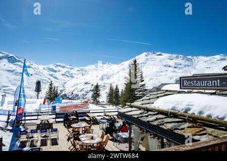 Les Menuires, Francia, gente caucasica su una terrazza di piste da sci nelle alpi francesi, solo editoriale. Foto Stock