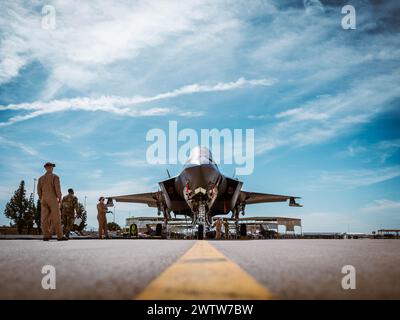 U.S. Air Force staff Sgt. Roman Thomas, 56th Component Maintenance Squadron F-35A, istruttore di manutenzione, addestra i capitani di aerei dei Marine degli Stati Uniti su F-35A Lightning II Aircraft intricacies, 12 marzo 2024, presso Luke Air Force base, Arizona. I capitani di aerei F-35C della Marine Corps Air Station hanno partecipato all'addestramento di rifornimento a caldo per gli aerei F-35A per rafforzare l'Agile Combat Employment (ACE), un approccio strategico progettato per garantire la sopravvivenza e la resilienza della potenza aerea in ambienti contesti. (Foto della U.S. Air Force di Airman 1st Class Mason Hargrove) Foto Stock