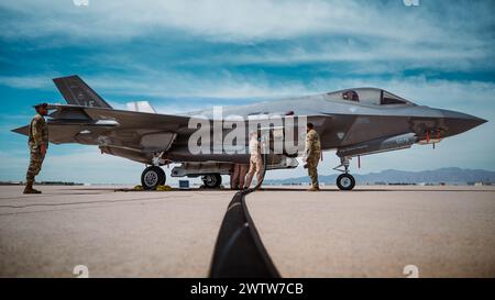 U.S. Air Force staff Sgt. Roman Thomas (a destra), 56th Component Maintenance Squadron F-35A istruttore di manutenzione, treni U.S. Marine Cpl. Thomas Hawley (centro), VMFA-533 capitano di idrovolante, su F-35A Lightning II Aircraft FUEL system intricacies, 12 marzo 2024, presso Luke Air Force base, Arizona. I capitani di aerei F-35C della Marine Corps Air Station Yuma hanno partecipato all'addestramento di rifornimento a caldo per gli aerei F-35A per rafforzare l'Agile Combat Employment (ACE), un approccio strategico progettato per garantire la sopravvivenza e la resilienza della potenza aerea negli ambienti contesi. (Fo Foto Stock