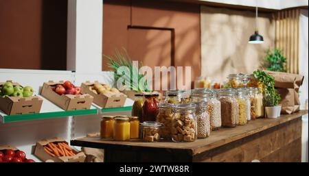 Dolly in shot di supermercato zero rifiuti a emissioni zero con frutta, verdura, cereali, spezie e pasta in esposizione. Svuotare il negozio di alimentari locale a basse emissioni di carbonio Foto Stock