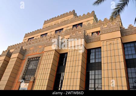 Architettura esterna art deco del Citadel Outlets Mall, originariamente la Samson Tire Company costruita nel 1930 a Commerce, a Los Angeles, California, USA Foto Stock