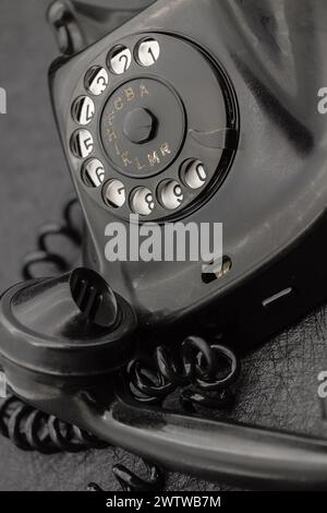 Vecchio telefono analogico in bachelite. Messa a fuoco selettiva con profondità di campo ridotta. Foto Stock